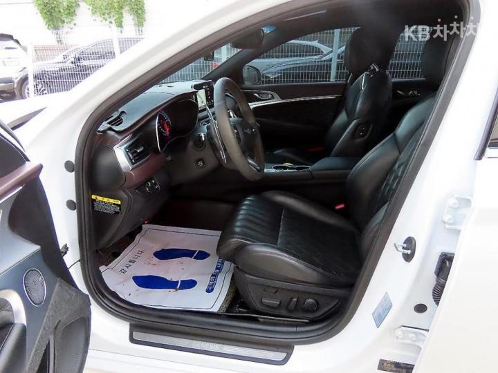 Genesis G70 2.2D Supreme 5