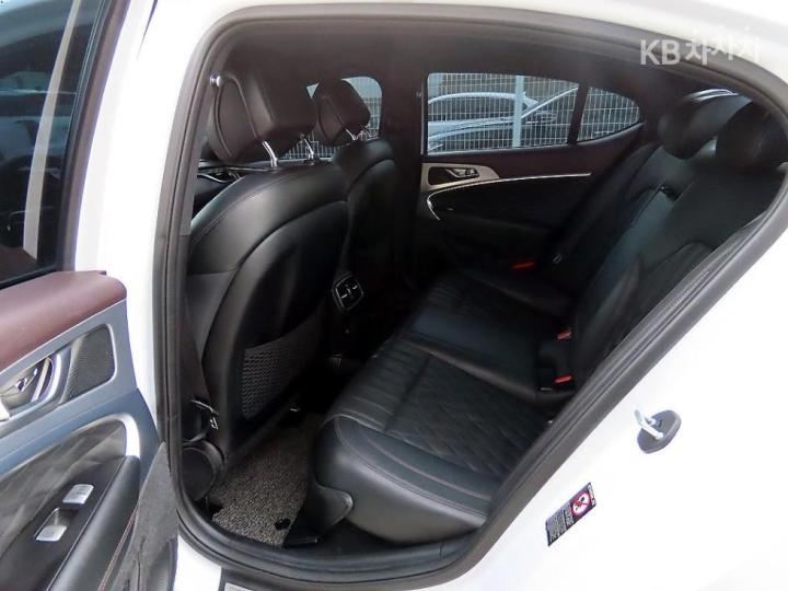 Genesis G70 2.2D Supreme 6