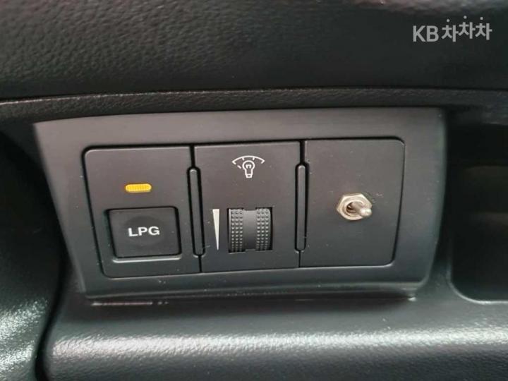 Kia Carens New 2.0 LPI GLX Top Model 7