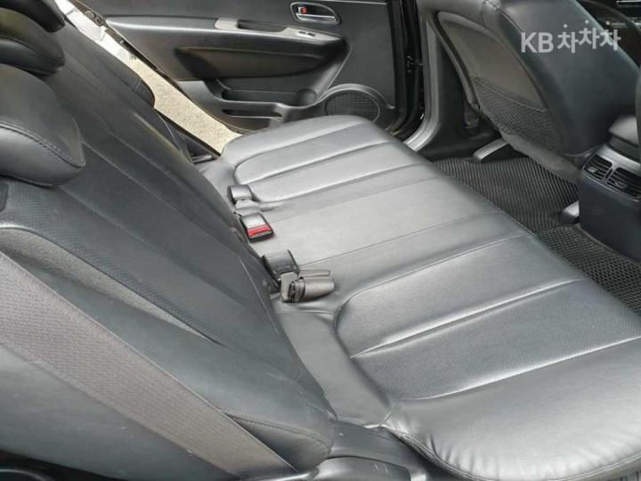 Kia Carens New 2.0 LPI GLX Top Model 8