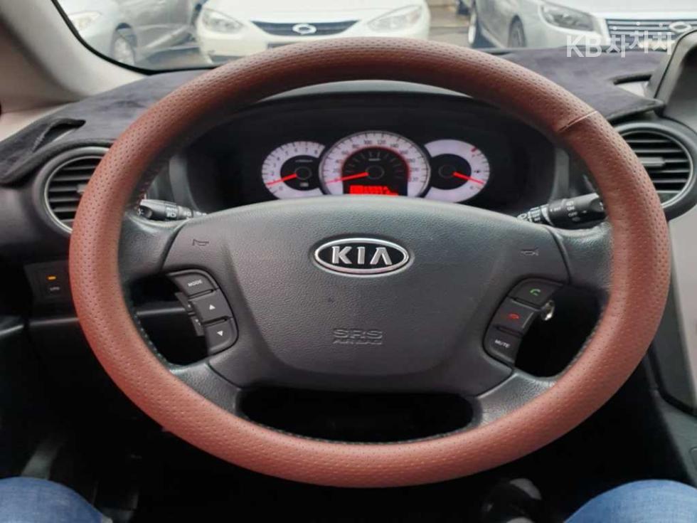 Kia Carens — miniaturë 9