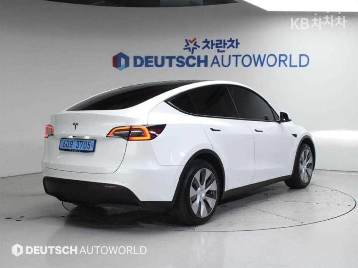 Tesla Model Y Standard Range 3