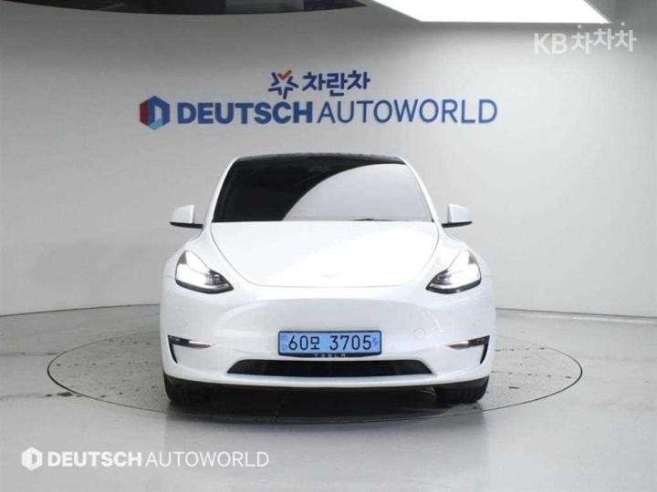 Tesla Model Y Standard Range 4