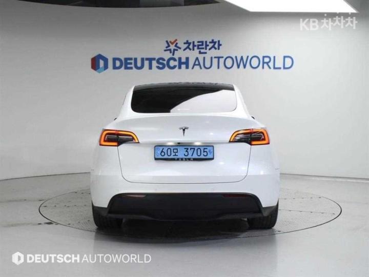Tesla Model Y Standard Range 5