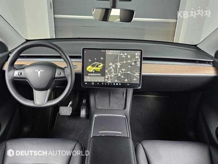 Tesla Model Y Standard Range 8