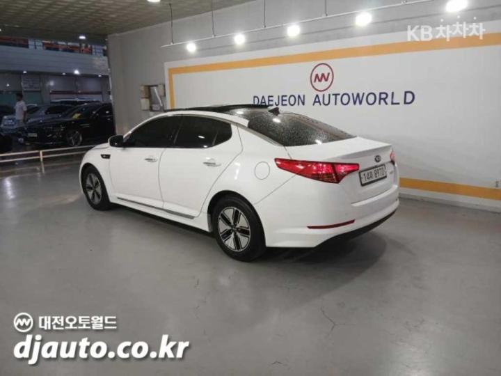 Kia K5 Hybrid Deluxe 4