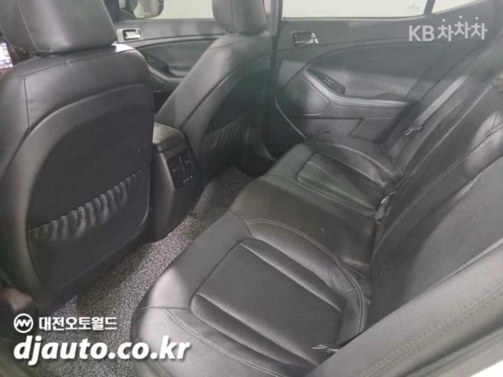 Kia K5 Hybrid Deluxe 8