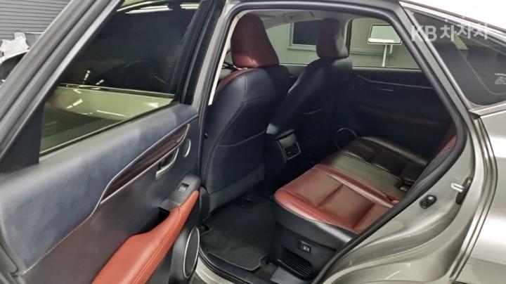 Lexus NX 300h Executive 9