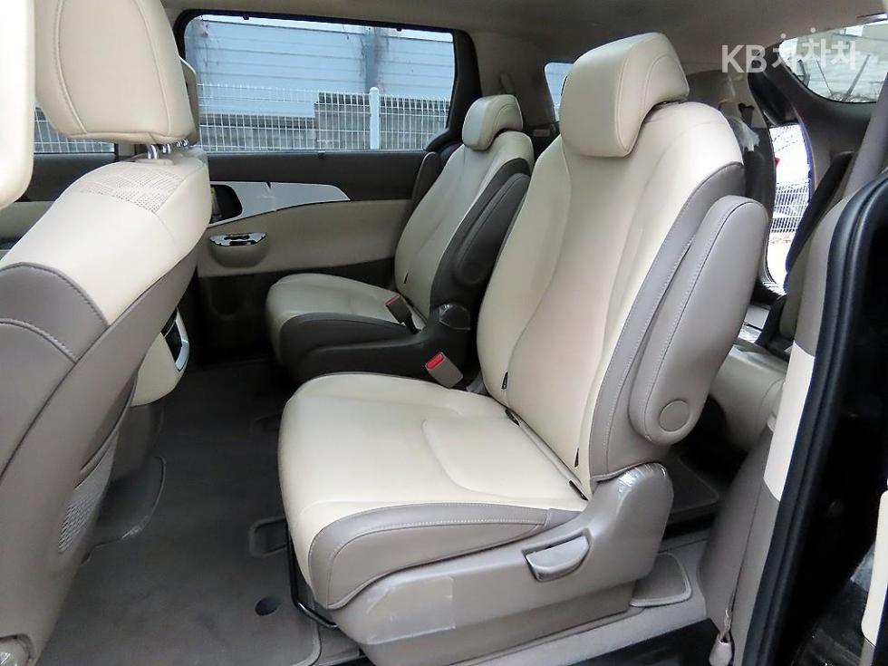2023 - kia carnival