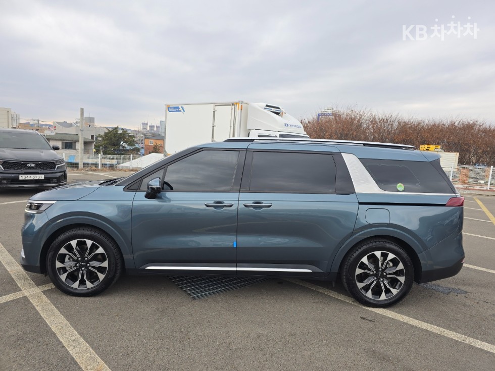 2023 - kia carnival