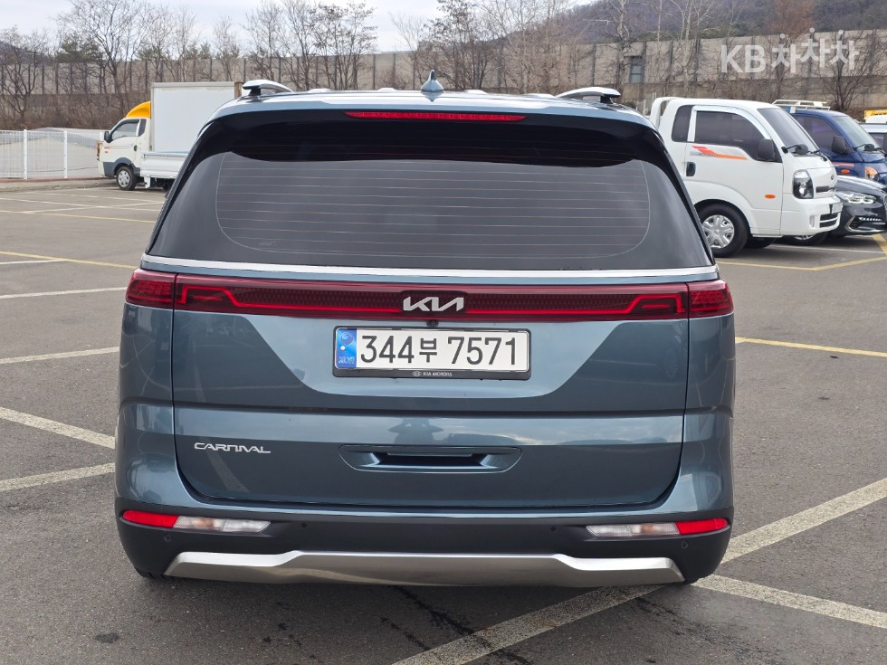 2023 - kia carnival