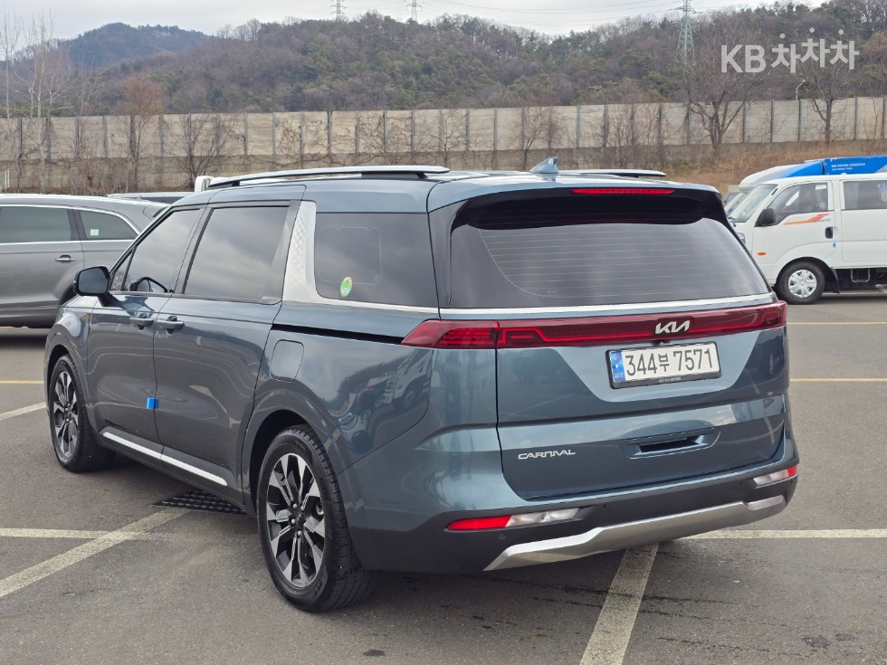 2023 - kia carnival