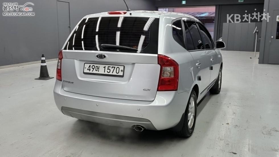 Kia Carens — miniaturë 2