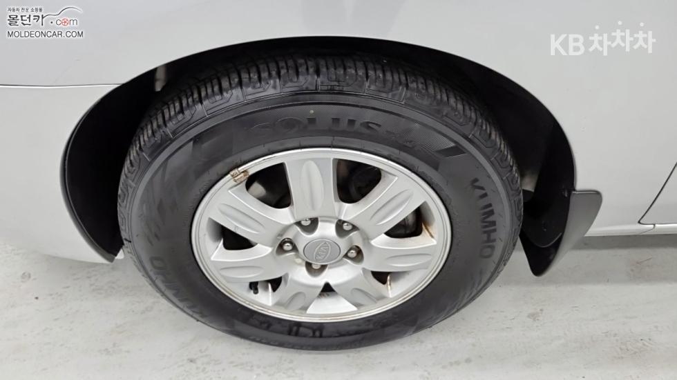 Kia Carens — miniaturë 6