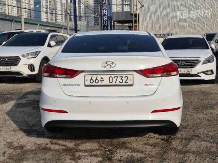 Hyundai Avante AD 1.6 e-VGT Style 4