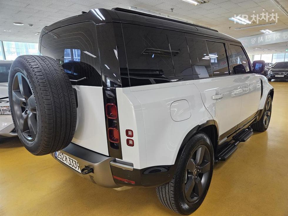 Land Rover Defender — miniaturë 4