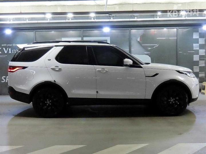 Land Rover Discovery 5 2022 photo 3