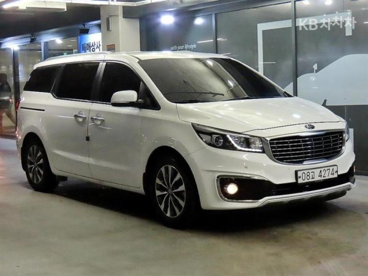 Kia Carnival 2.2 Diesel Luxury 2