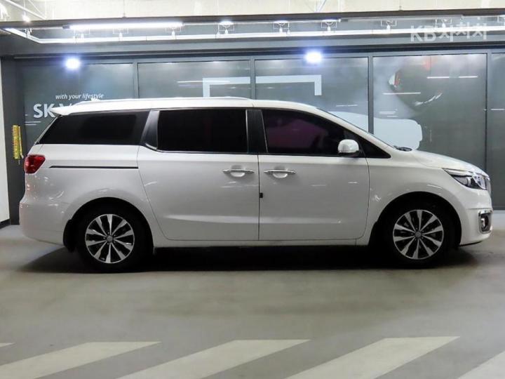 Kia Carnival 2.2 Diesel Luxury 4