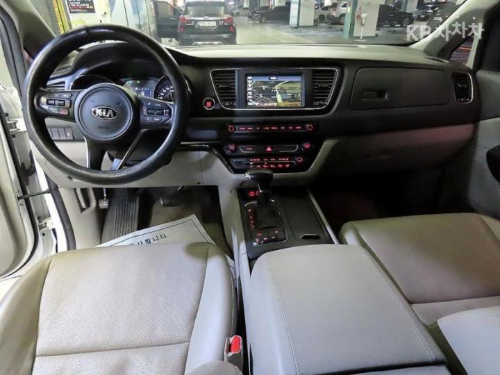 Kia Carnival 2.2 Diesel Luxury 5