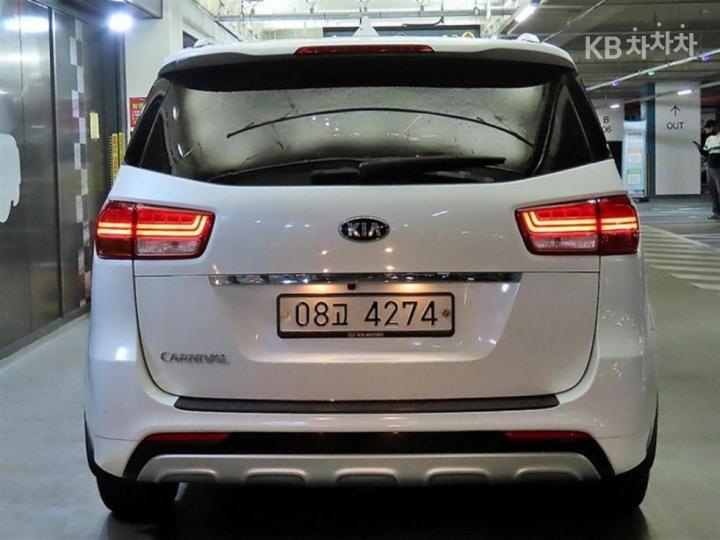 Kia Carnival 2.2 Diesel Luxury 6