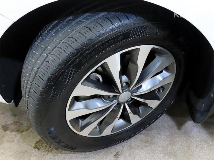 Kia Carnival 2.2 Diesel Luxury 9