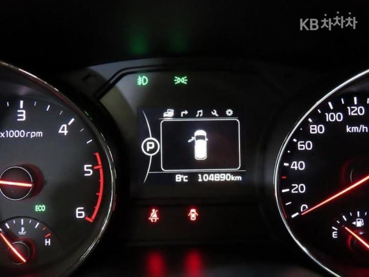 Kia Carnival 2.2 Diesel Luxury 10