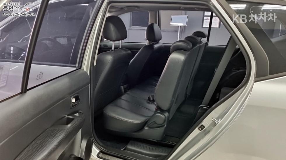 Kia Carens — miniaturë 10