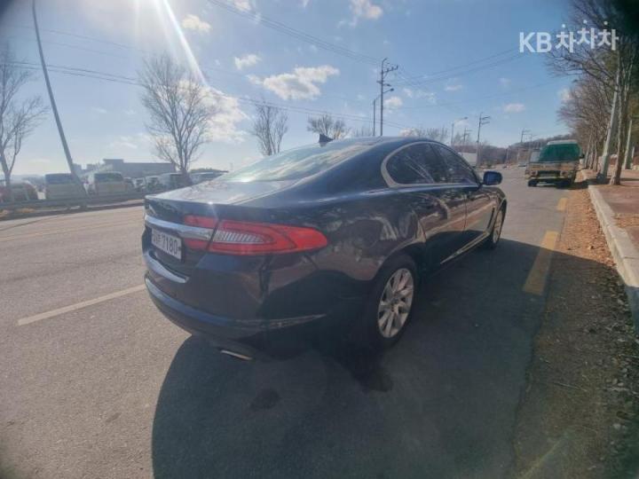 Jaguar XF 2.2D Luxury 3