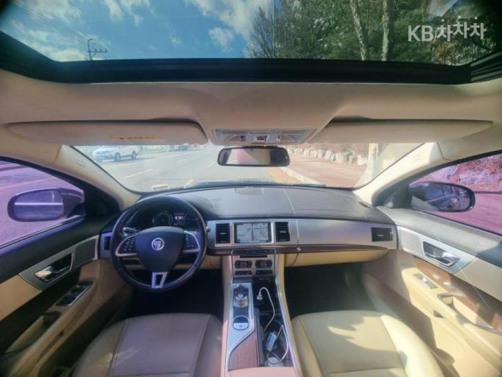 Jaguar XF 2.2D Luxury 8