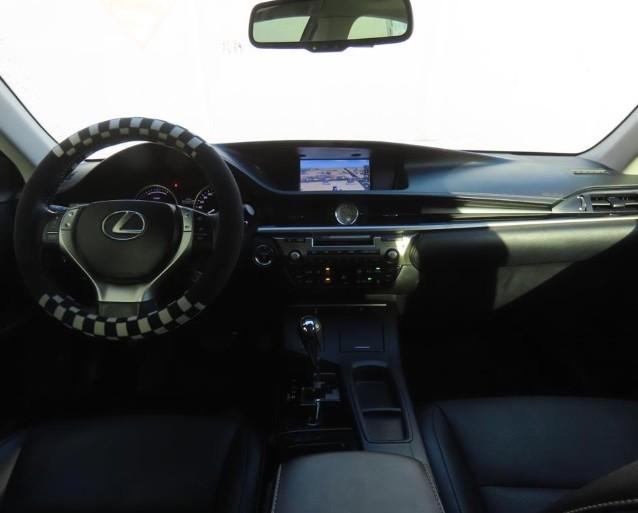 Lexus ES New 300h Premium 8