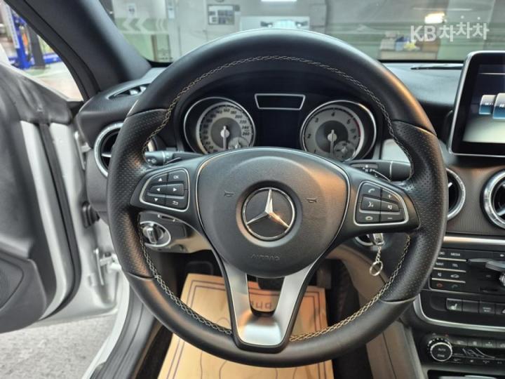 Mercedes-Benz CLA-Class CLA200 d 4Matic 10