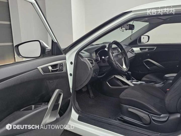 Hyundai Veloster Unique 10