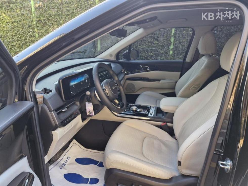 2023 - kia carnival