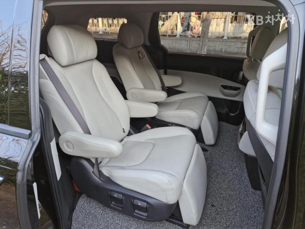 2023 - kia carnival