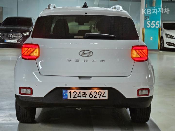 Hyundai Venue Gasoline 1.6 FLUX 8