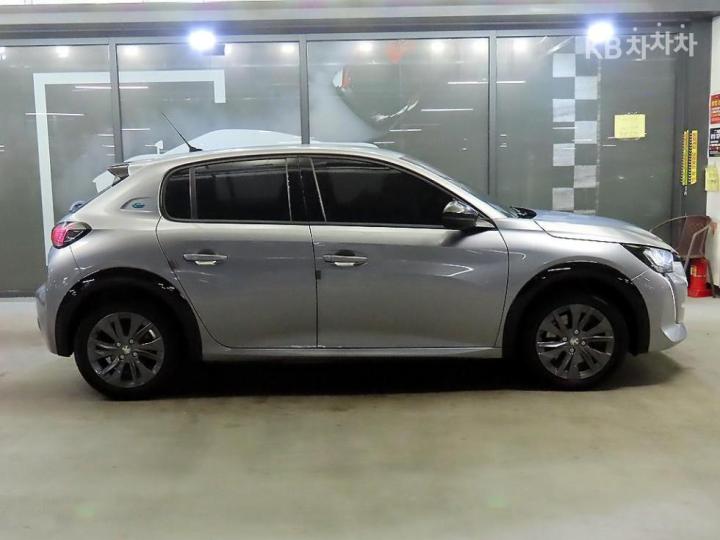 Peugeot 208 e- Allure 4