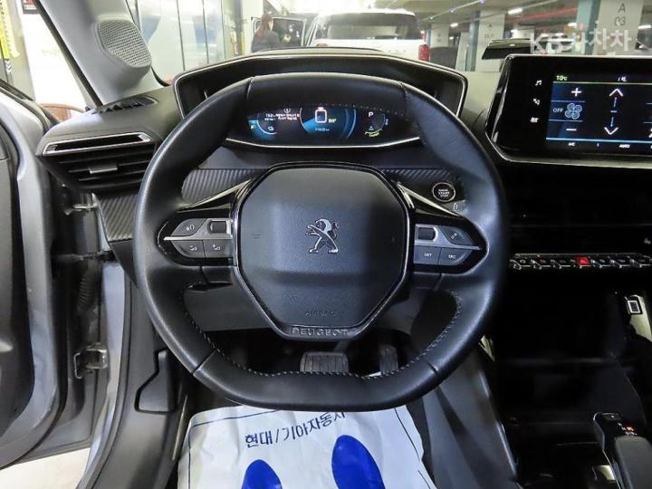 Peugeot 208 e- Allure 9