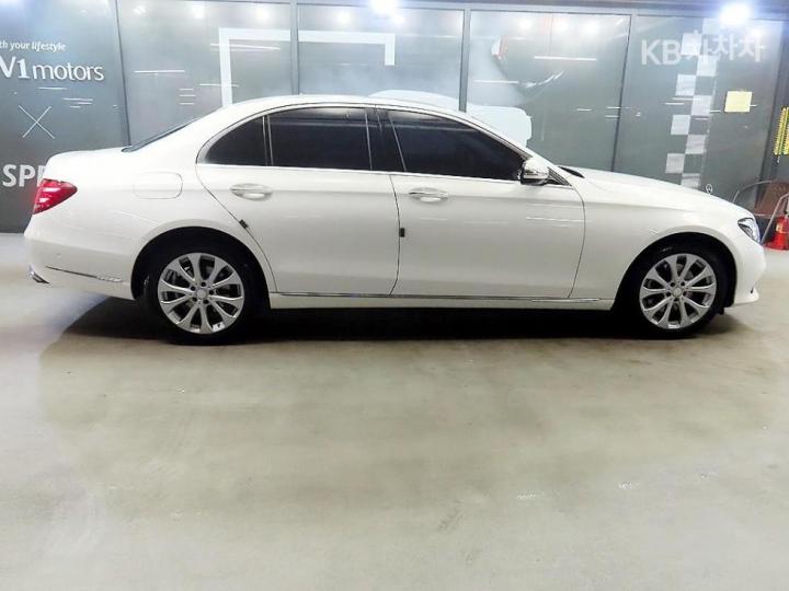 Mercedes-Benz E-Class W213 E220d Exclusive 4