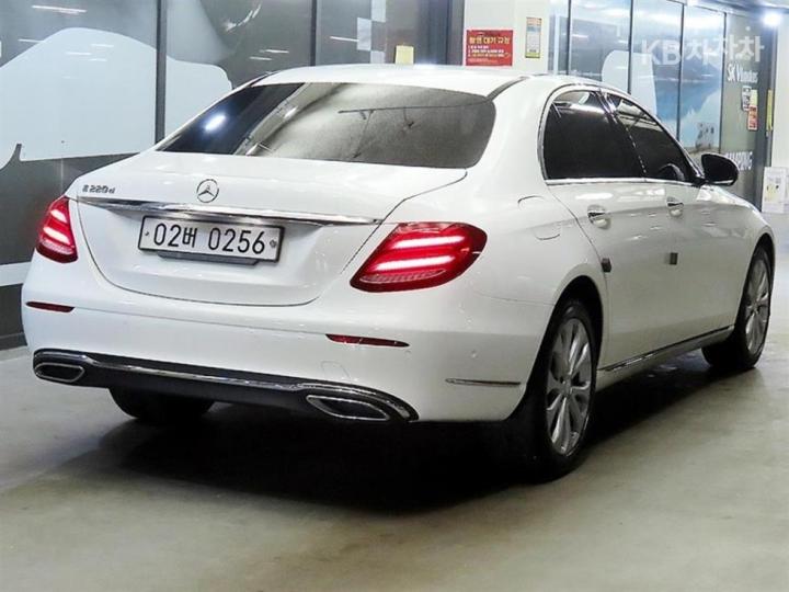 Mercedes-Benz E-Class W213 E220d Exclusive 5