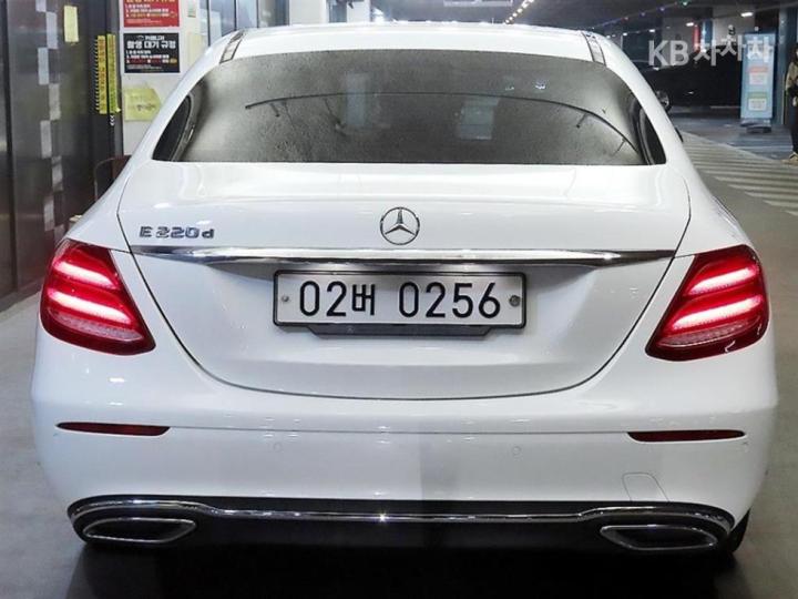 Mercedes-Benz E-Class W213 E220d Exclusive 6