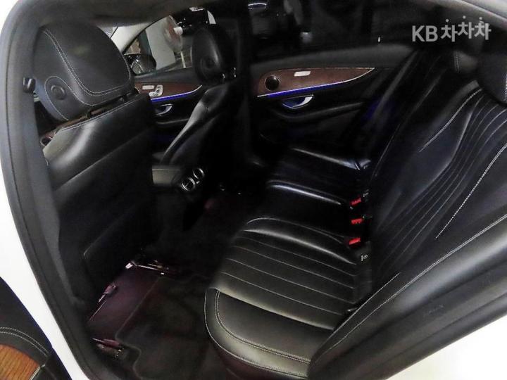 Mercedes-Benz E-Class W213 E220d Exclusive 8