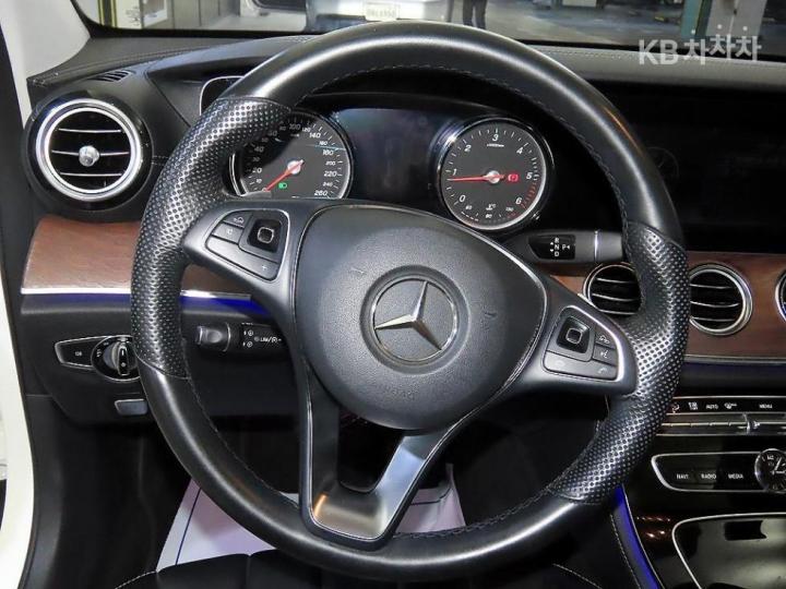 Mercedes-Benz E-Class W213 E220d Exclusive 9