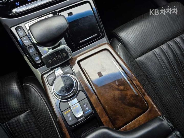 Genesis EQ900 3.8 GDI AWD Premium Luxury 10