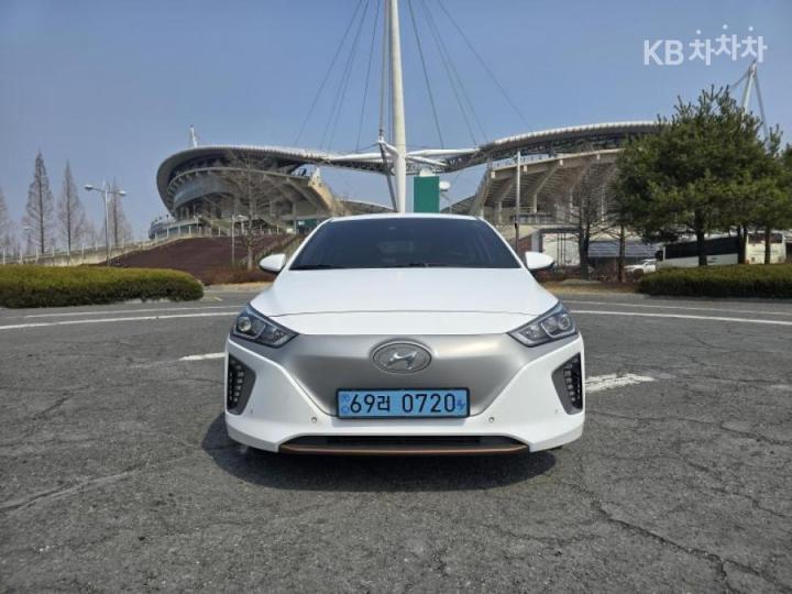 Hyundai IONIQ Electric Q 3