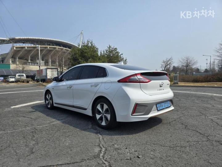 Hyundai IONIQ Electric Q 6