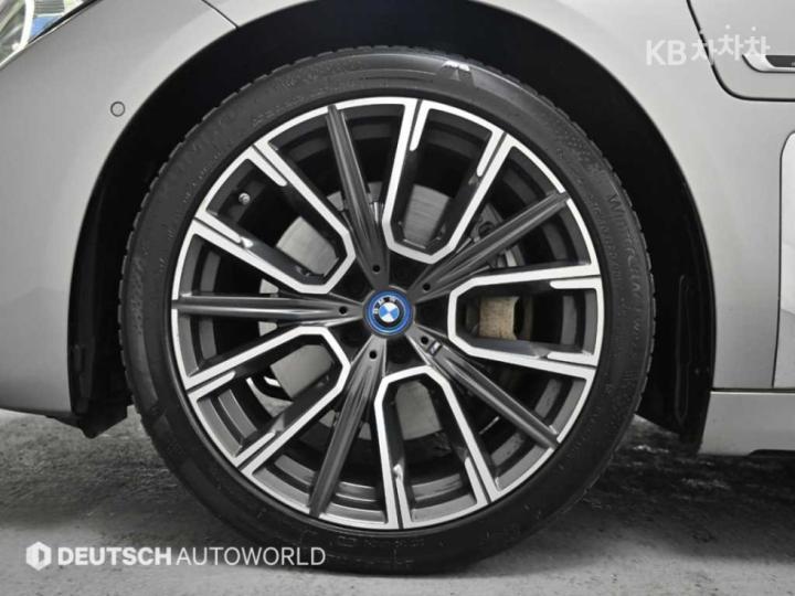 BMW 7 Series G11 745Le sDrive M Sport 6