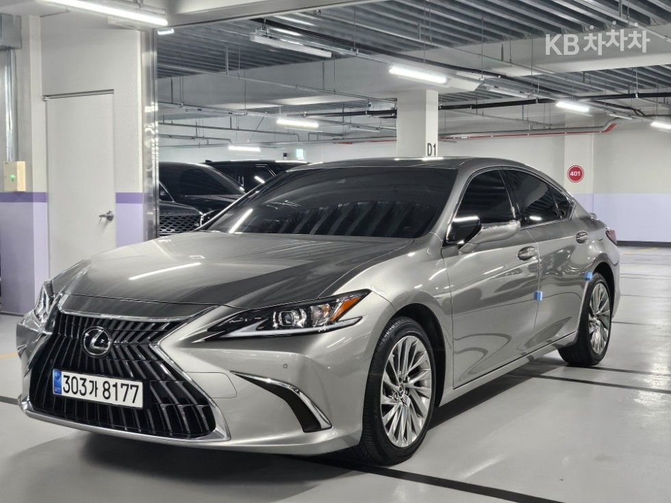 2024 Lexus ES 300h Luxury+