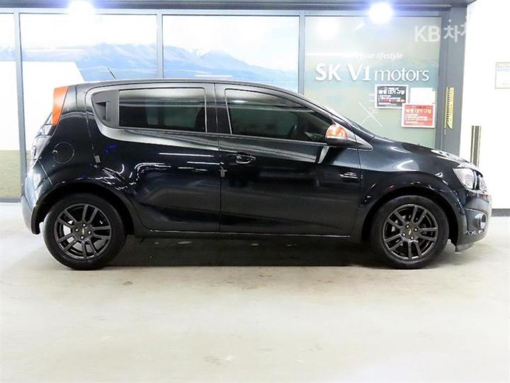 Chevrolet Aveo Hatchback LS Edition 4