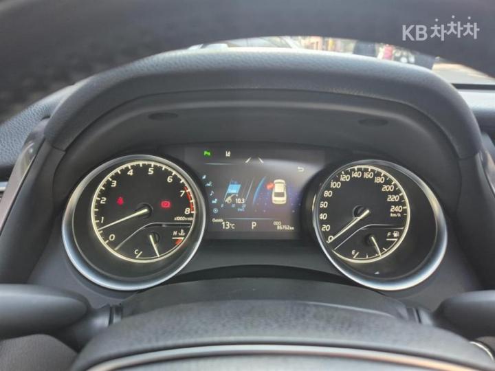 Toyota Camry XV70 2.5 Base Type 7